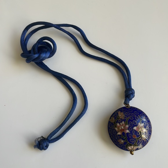 Vintage Round Cloisonne Pendant necklace blue rope chain with flowers. - Picture 2 of 7
